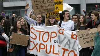 Френските ученици не спират бунта