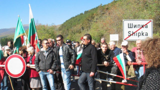 Граждани на Казанлък блокираха пътя за Шипка за час