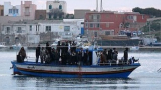 Спасиха 254 имигранти в лодка край Италия