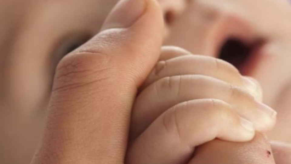 Българско семейство с бебе не може да напусне Гърция | StandartNews.com