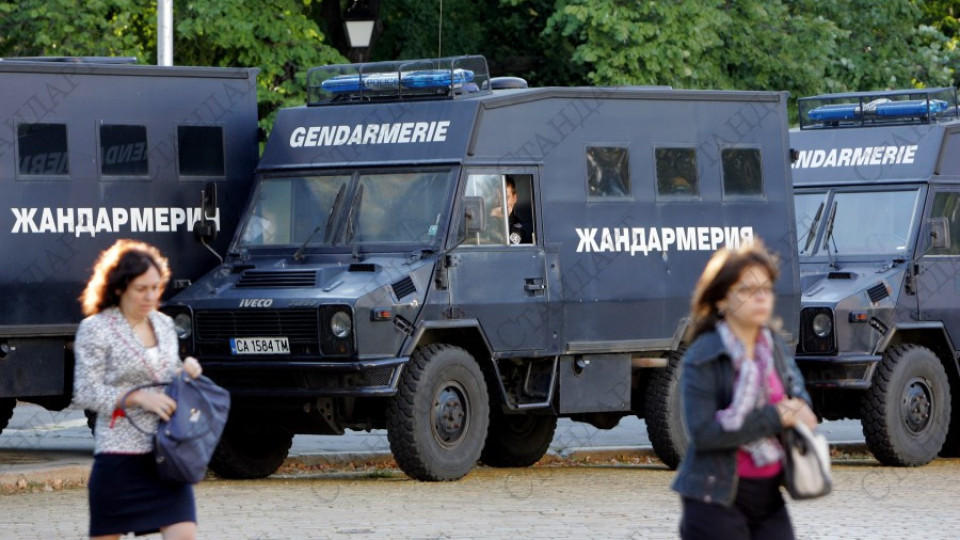 Полиция и жандармерия блокираха ромска махала в търсене на бандити | StandartNews.com