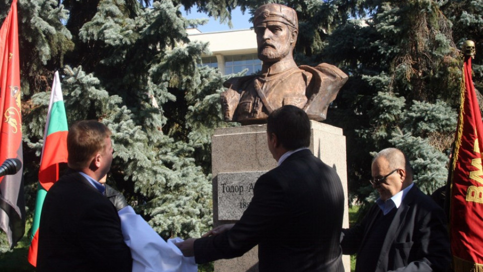 Откриха бюст-паметник на Тодор Александров пред Съдебна палата | StandartNews.com