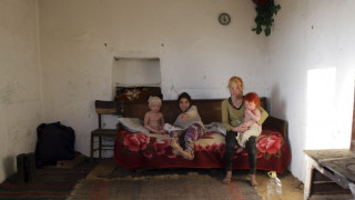 Децата от семейството на "русото ангелче" спят на земята