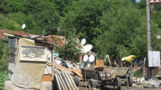 Ромски катун върху църковен имот в Пазарджишко