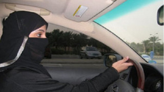 Жени на протест за шофьорски книжки