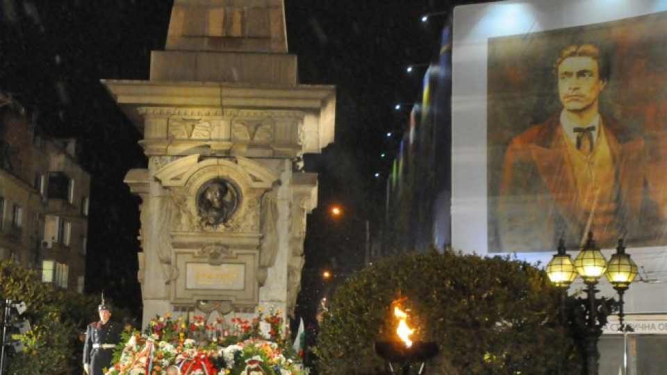 Крадат части от паметника на Левски | StandartNews.com