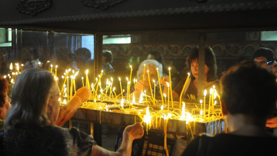 Стотици се стекоха в църквата на "Бербо" на Димитровден | StandartNews.com
