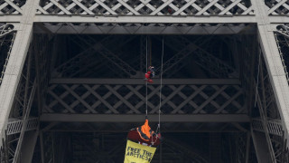 "Грийнпийс" активист протестира на Айфеловата кула
