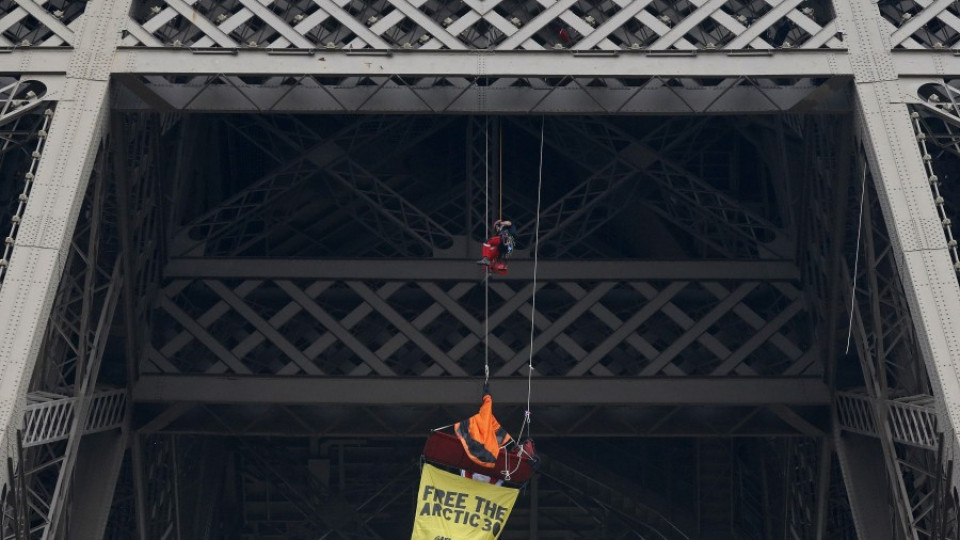 "Грийнпийс" активист протестира на Айфеловата кула | StandartNews.com