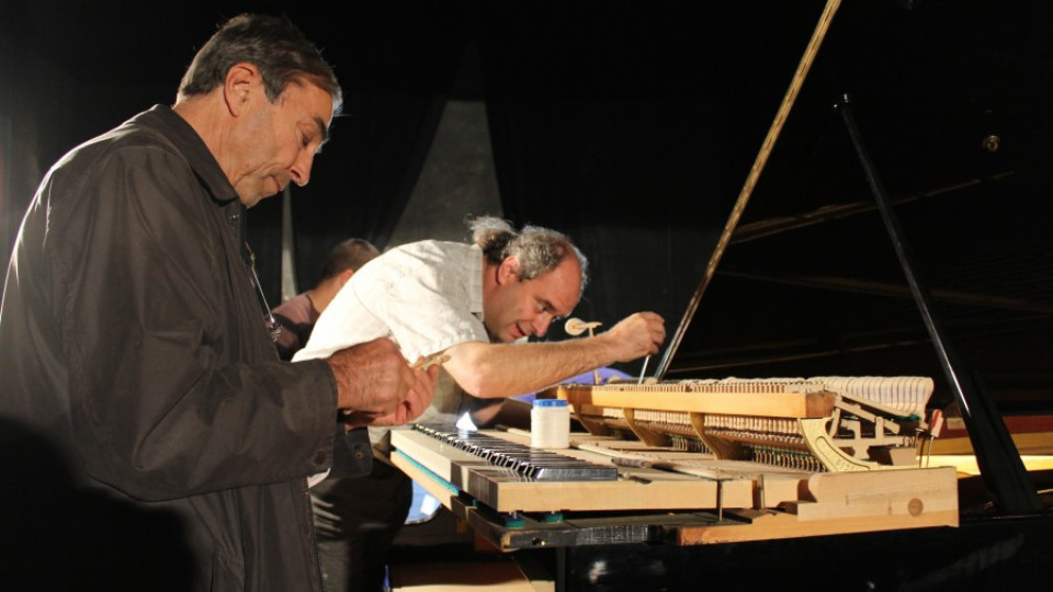 50 хил. - и насеченият роял "Блютнер" пак ще свири | StandartNews.com