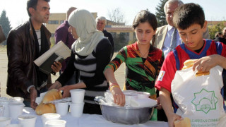 Агнешка супа на бяла покривка за бежанците