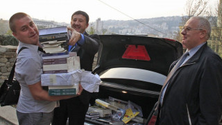 Депутати носят книги на ръце в деня на Будителите
