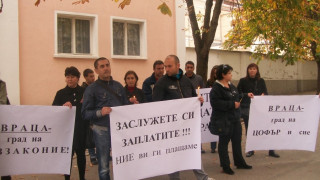 Свещи за Ники и Стефан  пред полицията във Враца