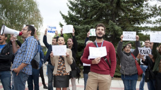 Студенти от УНСС причакаха Орешарски