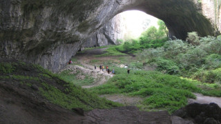 Деветашката пещера вече има предпазни парапети