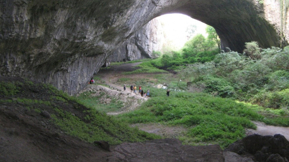 Деветашката пещера вече има предпазни парапети | StandartNews.com