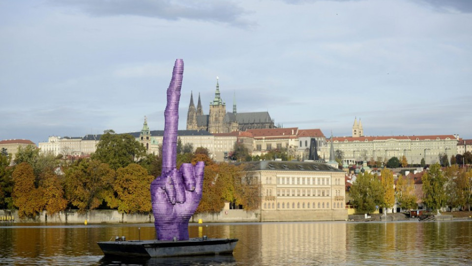 Поканиха скандалната скулптура среден пръст и у нас | StandartNews.com