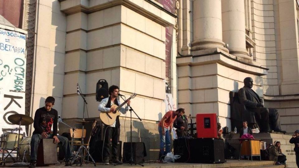 Стълбите на Ректората станаха сцена за концерт | StandartNews.com