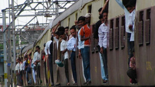 Влак прегази 8 души в Индия