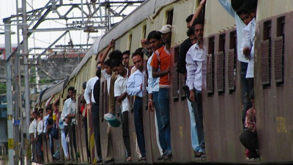 Влак прегази 8 души в Индия | StandartNews.com