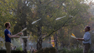 На запад слънцето прозира, на изток облачно