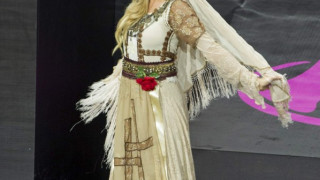 Мис България дефилира с носия в Москва