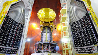 Индия изстрелва днес ракета със сонда към Марс