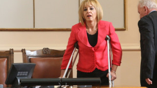 Мая Манолова влезе с патерици в Парламента
