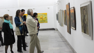Петима набори подредиха картини в обща изложба