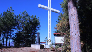 Вандали изкъртиха стълб до кръст – символ на Благоевград