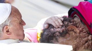 Папата направи показно по човечност
