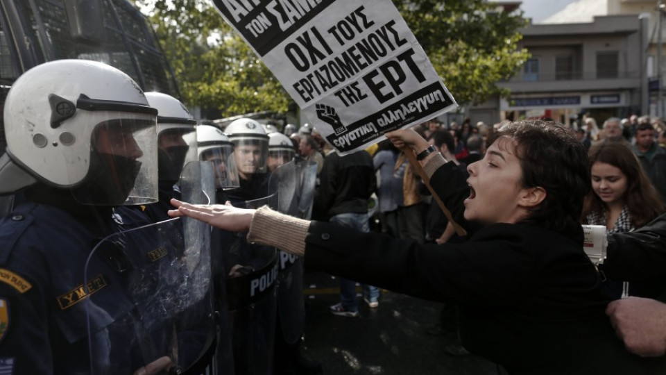 Полицейски щурм на гръцка телевизия | StandartNews.com
