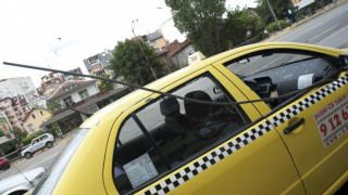 Таксиджия блъсна момиче на пътя и избяга