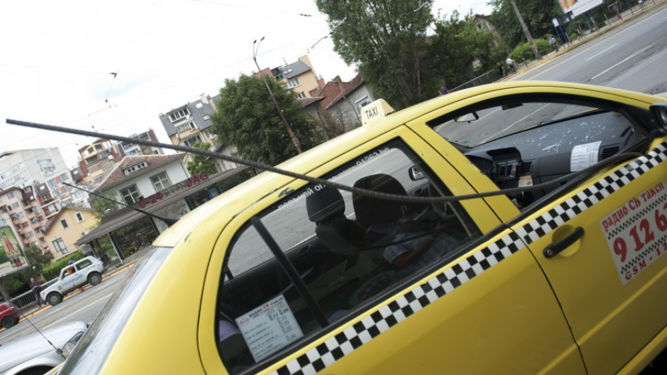 Таксиджия блъсна момиче на пътя и избяга | StandartNews.com