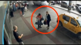 ВИДЕО: Туркиня продала бебето си в тоалетна на летище