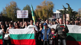 Хиляди карловци протестират за Куршум джамия