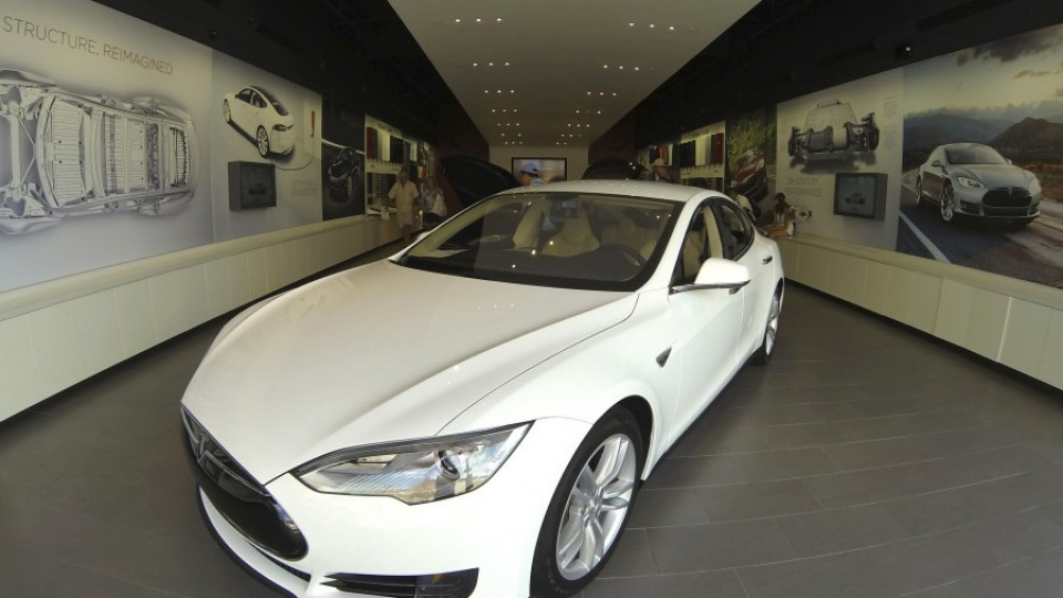 Акциите на Тесла се сринаха след трети пожар в Model S | StandartNews.com