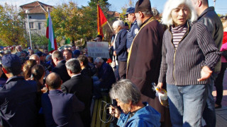 1000 души протестираха срещу бежанския лагер в Телиш