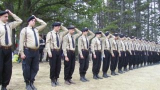 Скинари и ултраси дърпат килимчето на "Атака"