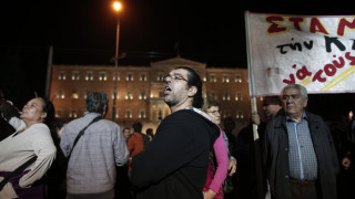 Гръцкият кабинет оцеля след вота на недоверие