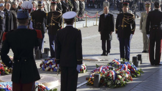 Протестиращи освиркаха Оланд на церемония в Париж