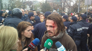 На живо: Сблъсъци между протестиращи и полиция 