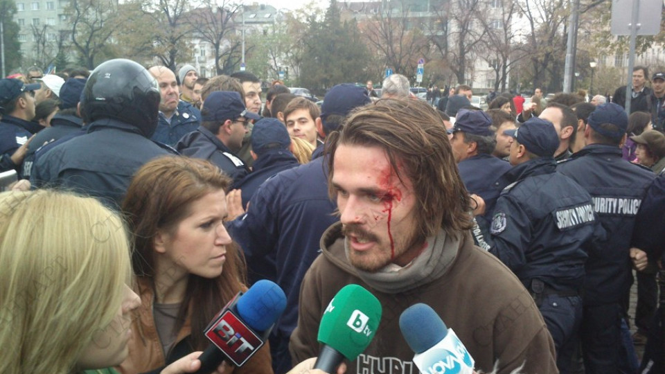 На живо: Сблъсъци между протестиращи и полиция  | StandartNews.com
