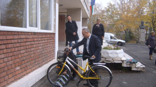 Общински съветник дари велостойки на училище в Кърджали