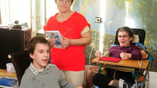 Дони не говори, но пише и рисува