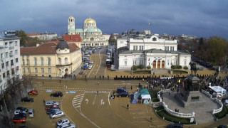 Протестиращи се събират пред парламента