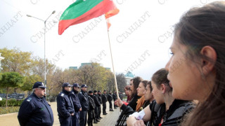 На живо: Протест зад метални заграждения