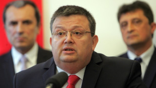 Зоват Цацаров да спре неонацистката партия