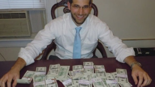 Равин върна скътани в бюро 98 000 долара