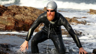 Британец плаши медузи с брадата си